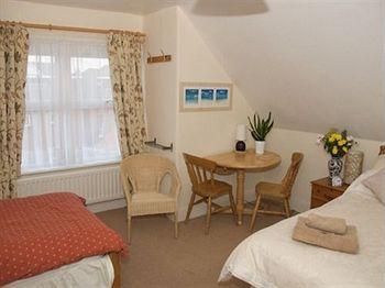 Harlequin Guest House With Parking Веймут Екстер'єр фото